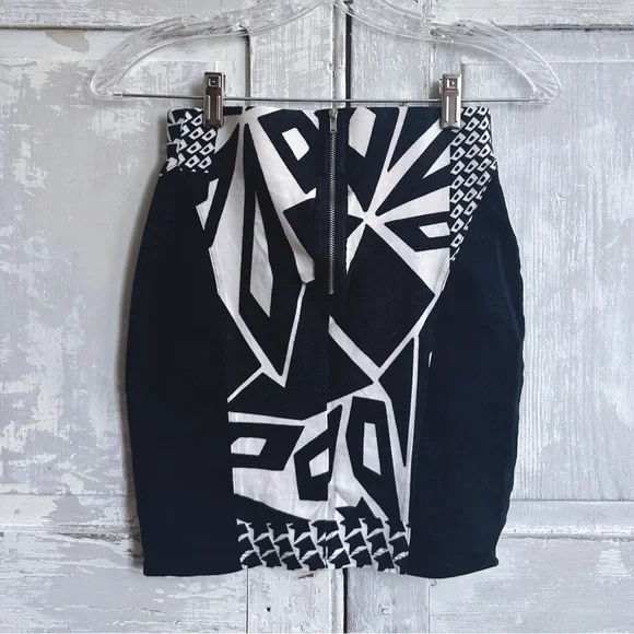 Vintage mid-2000s Wet Seal black and white geometric patterned mini wiggle skirt - Picture 4 of 6